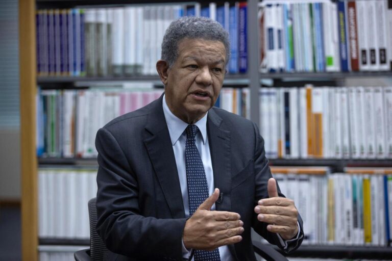 Leonel acusa de incoherente al gobierno de Abinader y denuncia emisión 400 mil visas a haitianos en lo que va de año