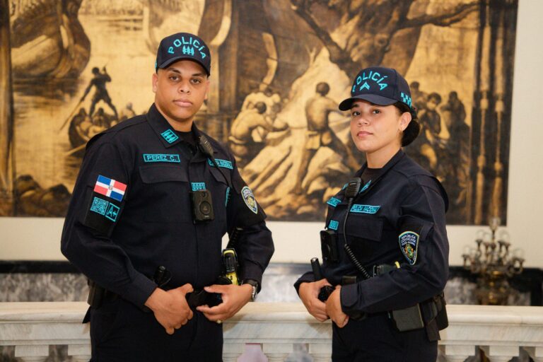 Este es el nuevo uniforme de la Policía Nacional que incluirá código QR y cámara corporal