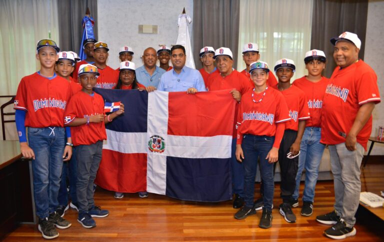 Ministro de Deportes entrega Bandera Nacional selección béisbol U12