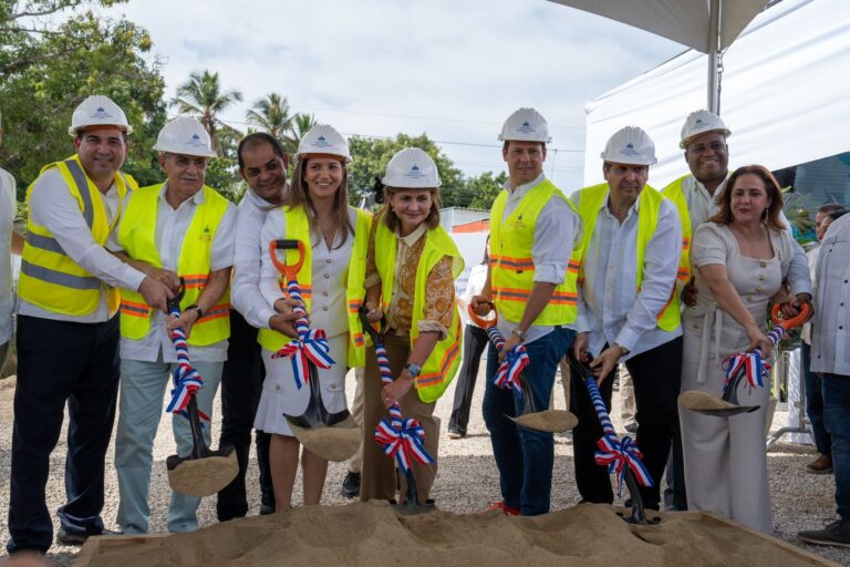 Raquel Peña y MIVED inician construcción de Unidad Traumatológica del Hospital Luis Bogaert en Valverde