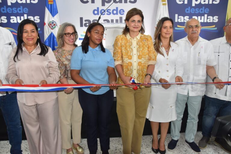 Raquel Peña inaugura Liceo Teófilo Valenzuela Arias