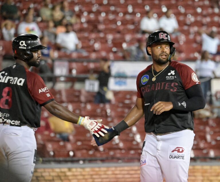 Diego Hernández batea triple y dos sencillos en primer triunfo en casa