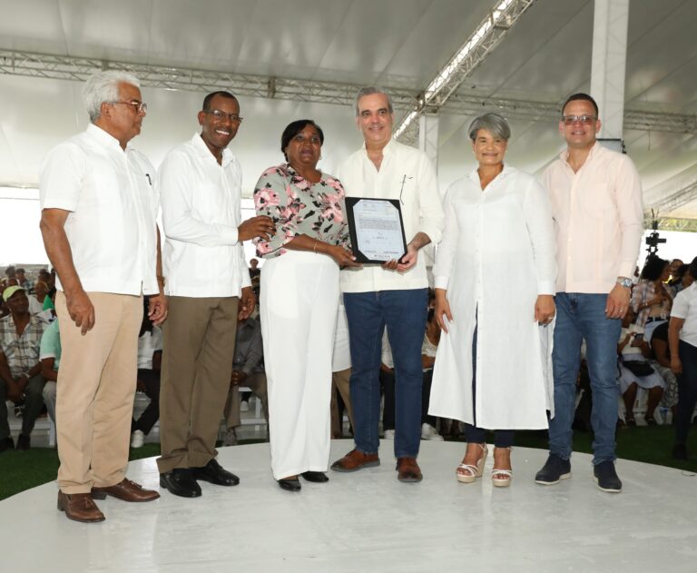 Entregan 1,700 títulos de propiedad en Quisqueya, San Pedro de Macorís