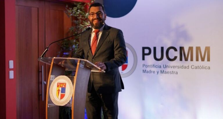 Presentan avances IA en estrategias de comunicación en PUCMM