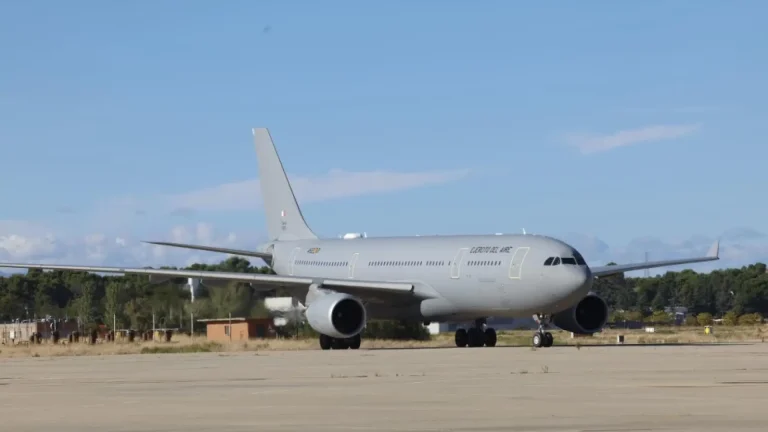 Un tercer avión militar evacuará a unas 40 personas en Líbano este miércoles