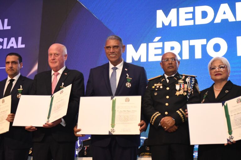Poder Ejecutivo reconoce cónsul RD NY con la “Orden al Mérito Policial” – Remolacha   #FVDigital