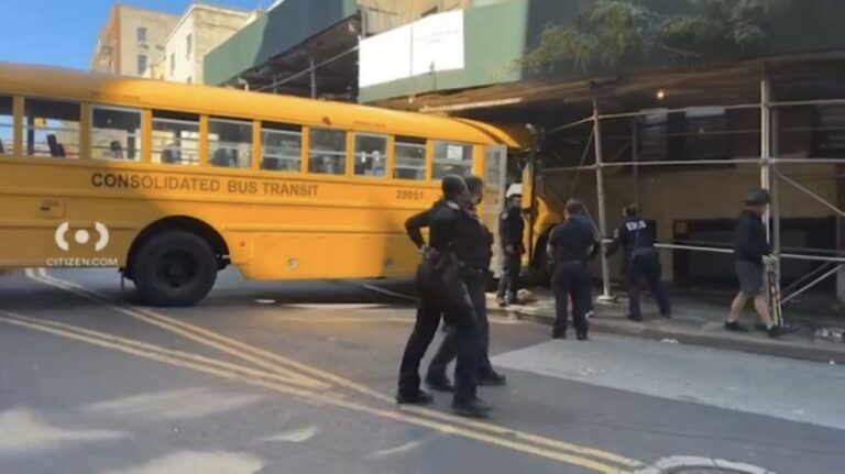 El choque de un autobús escolar deja dos heridos en El Bronx