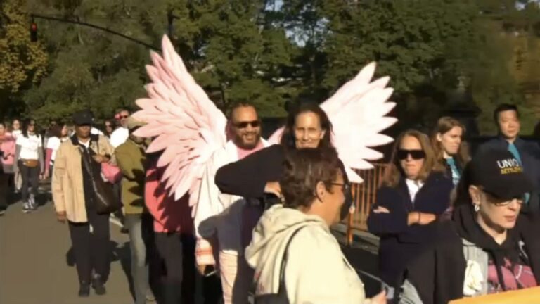 Boletín Matinal: Caminata anual contra el cáncer de mama celebra la valentía y la esperanza de afectados.