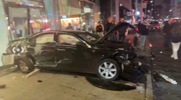 Arrestan con cargos a conductor por chocar contra un banco