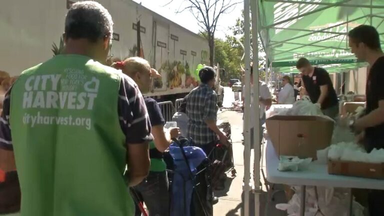 City Harvest celebra 20 años del programa mercados móviles