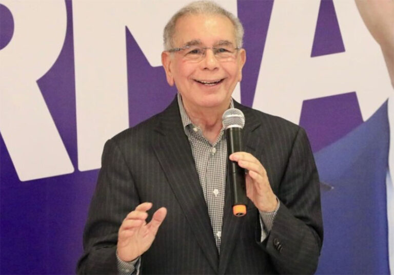 Danilo se inscribe para seguir presidente del PLD