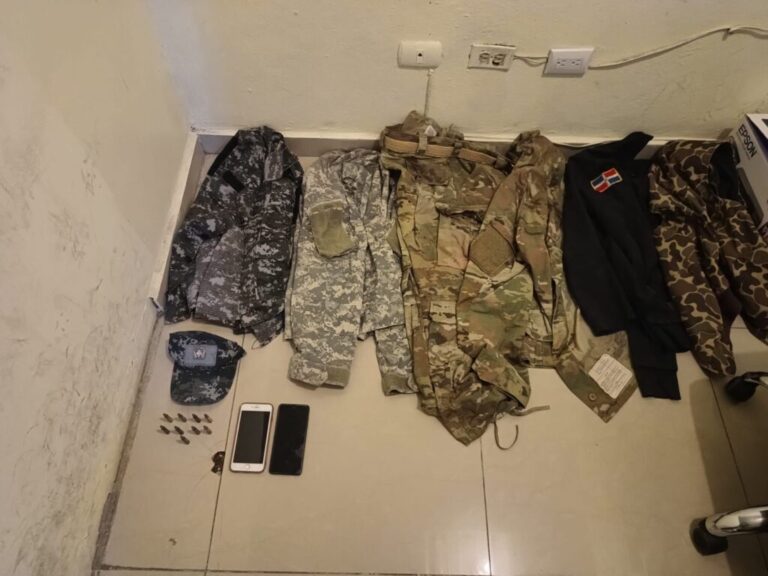 Policiales: DICRIM y MP apresan a un hombre y una mujer con pertrechos militares en Villa España, La Romana.