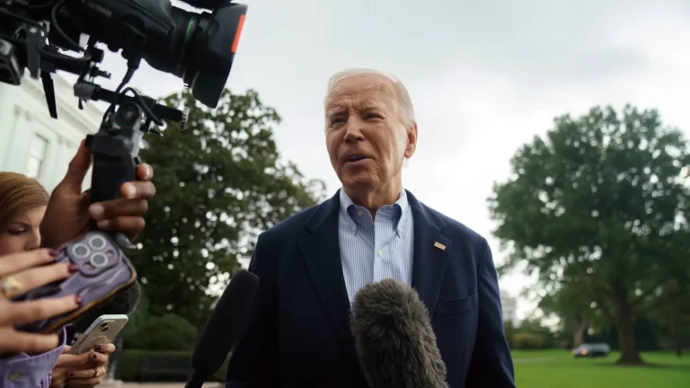 Biden afirma estar hablando con Israel sobre un posible ataque a instalaciones petroleras de Irán