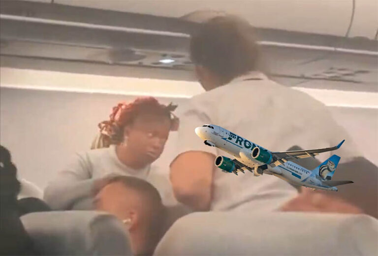 Pasajera de Frontier Airlines llama por celular exigiendo regreso de vuelo