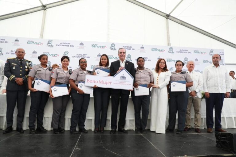 Policiales: Presidente Abinader entrega 250 apartamentos a miembros de la Policía Nacional en Los Alcarrizos