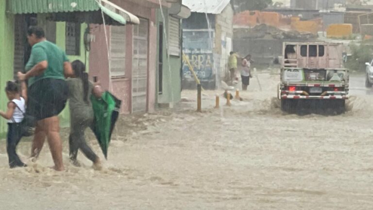 Lluvias provocan inundaciones en barrios y avenidas de Santiago #FVDigital