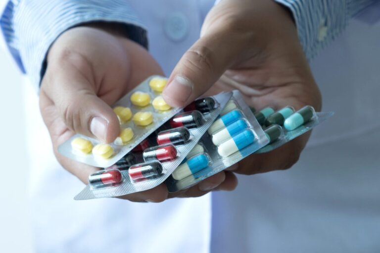 10 medicamentos que nunca debes mezclar con café