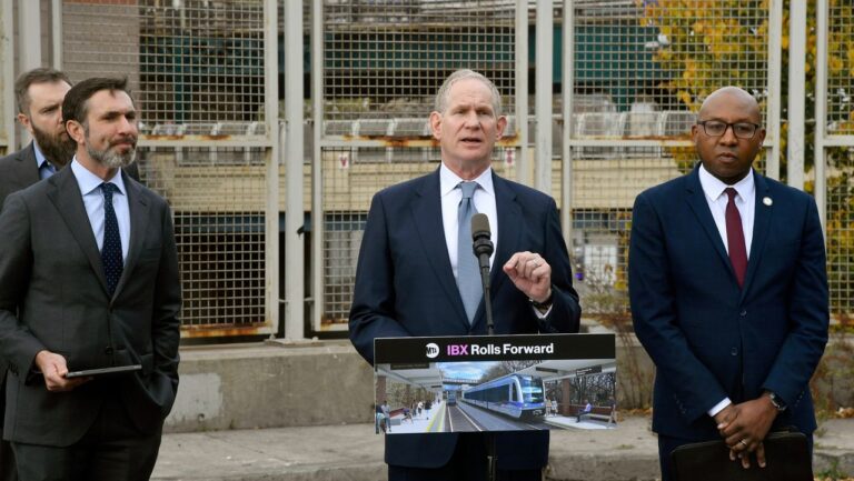 Boletín Matinal: MTA iniciará fase de diseño de tren ligero que conectará Brooklyn con Queens -IBX