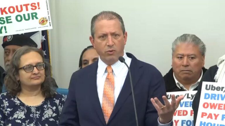 Acusan a Uber y Lyft de bloquear aplicaciones a conductores