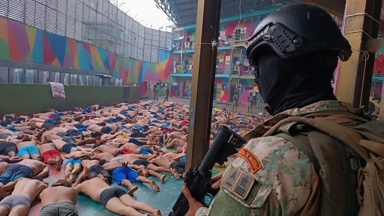 Hallan dos cadáveres de presos en la mayor cárcel de Ecuador