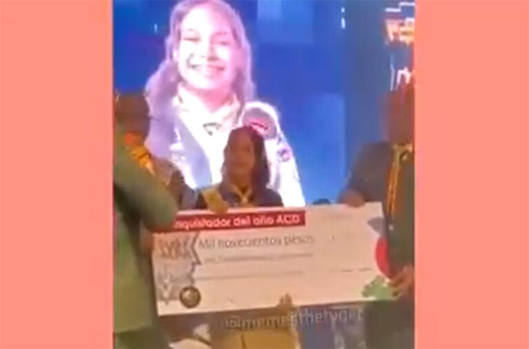 Premio a una joven estudiante