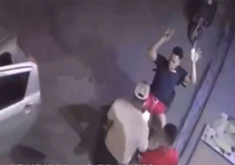 Joven frente a su negocio