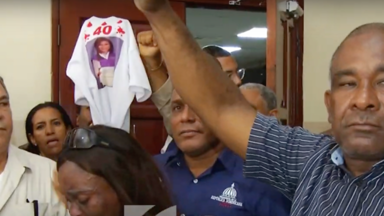 Piden justicia por maestra asesinada durante atraco en San Cristóbal   #FVDigital