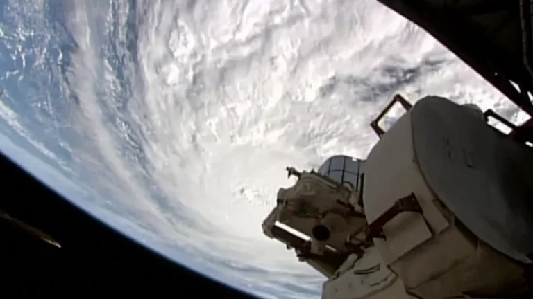 Así fue el terrorífico vuelo de un avión ‘cazahuracanes’ cuando atravesaba Milton para recabar datos