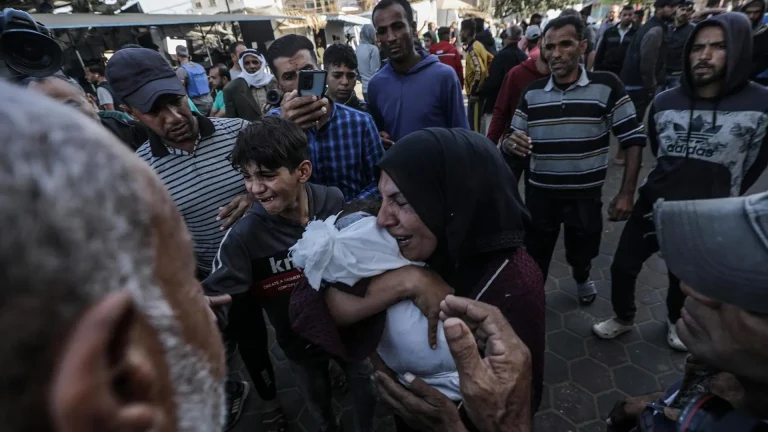 Un bombardeo israelí provoca una nueva masacre en Gaza con más de 100 muertos, 25 de ellos niños