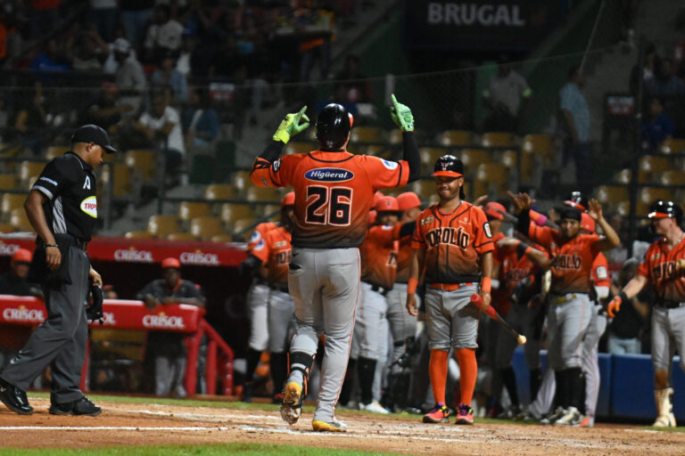 Rivera y Dermody conducen victoria Toros sobre Licey