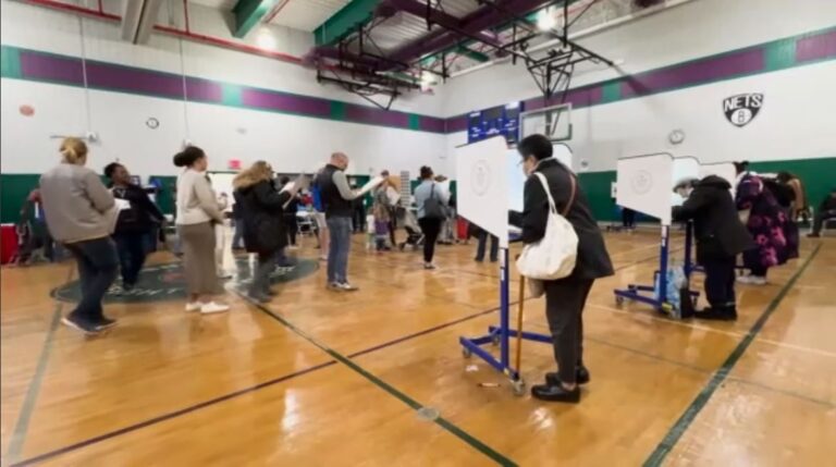 Primer día de votación anticipada rompe récord de votantes