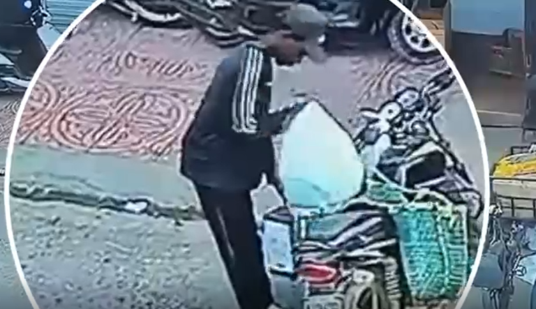 Desconocido roba bolsa con mercancías en moto estacionada en mercado – #FVDigital