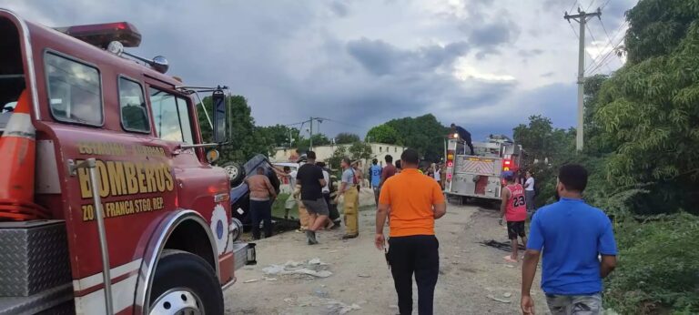 Muere hombre tras caer vehículo a canal de riego junto a su hija; buscan la menor – #FVDigital