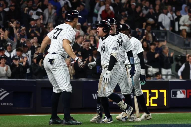 Los bates de los Yankees reaccionan y evitan la eliminación en la Serie Mundial