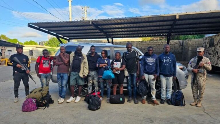 Detienen a 11 haitianos en estatus migratorio irregular dentro de una yipeta – #FVDigital