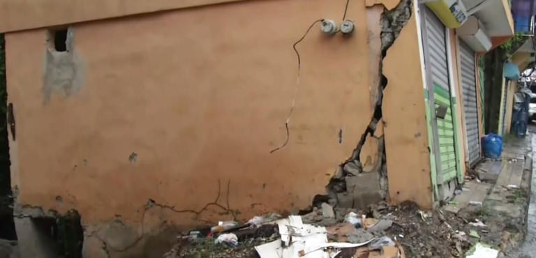 Edificio a punto de colapsar pone en riesgo a residentes