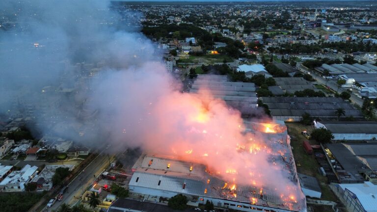 Bomberos de ocho municipios combaten incendio en zona franca – #FVDigital