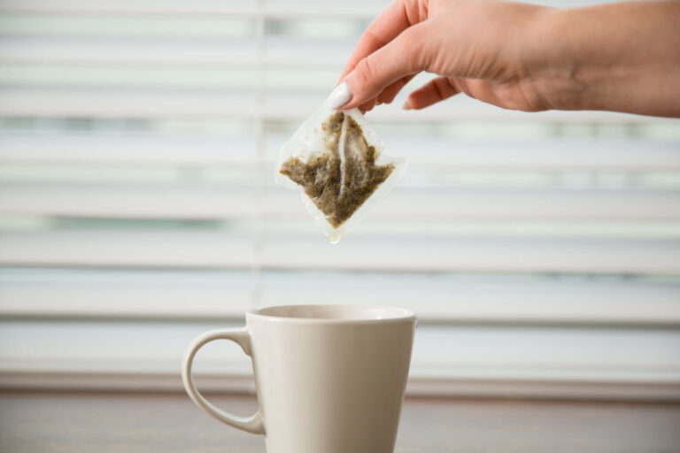 Esta es la razón por la qué siempre debes poner una bolsita de té usada en los platos sucios