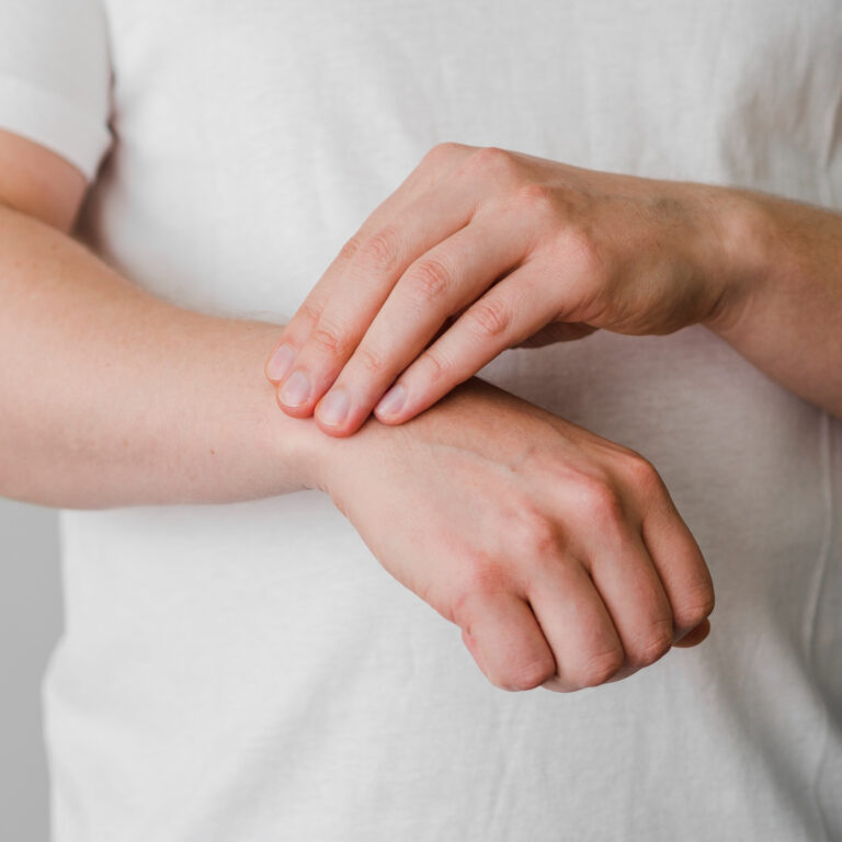 Un médico comparte una test de deshidratación de dos segundos que puedes hacer con tu mano