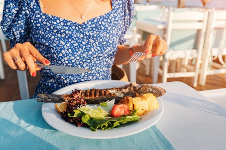 El truco para cocinar pescado sin que huela mal