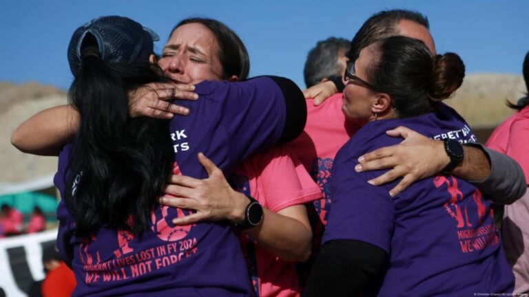 Por 3 minutos migrantes y sus familiares se abrazaron