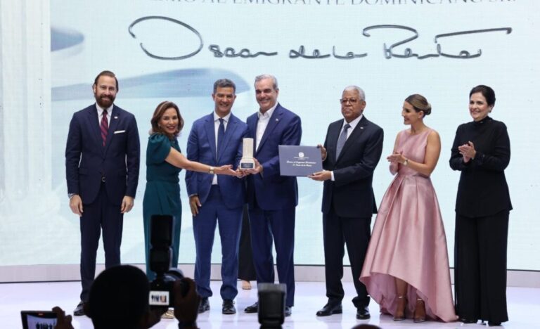 MIREX entrega Premio al Emigrante Dominicano Sr. Oscar de la Renta a Ydanis Rodríguez #FVDigital