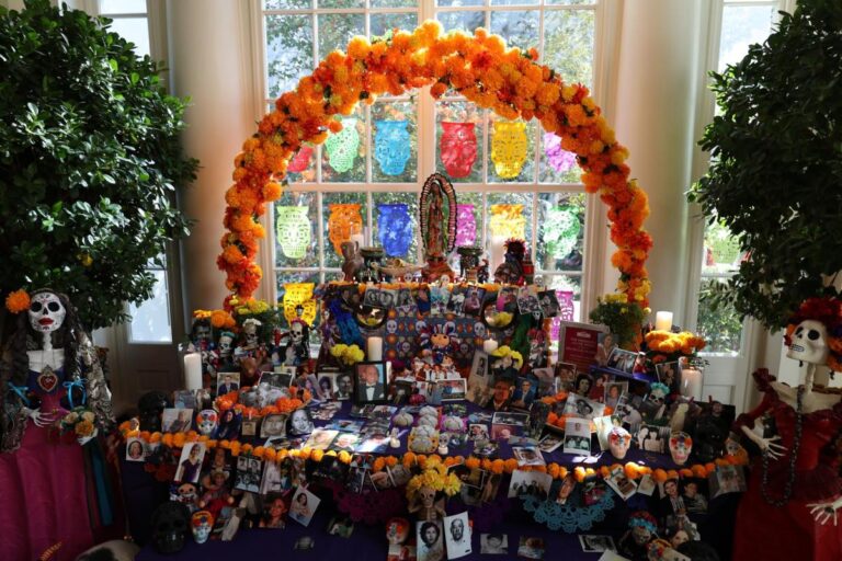 Así luce el altar de Día de Muertos de la Casa Blanca