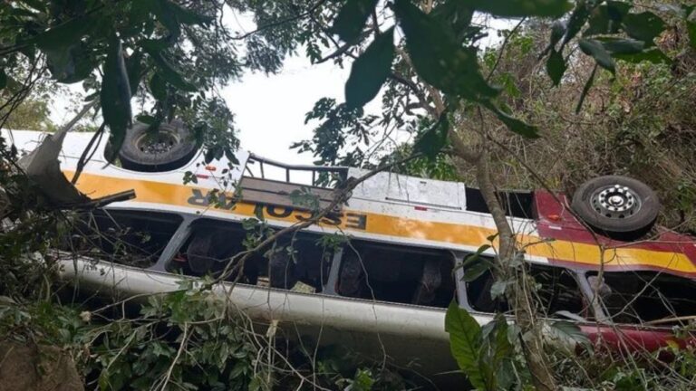 Accidente de autobús escolar deja al menos 23 muertos y varios heridos 