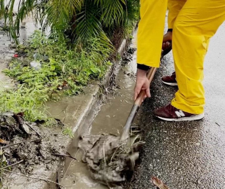 Brigadas luchan contra la inundación en la capital (video)   #FVDigital