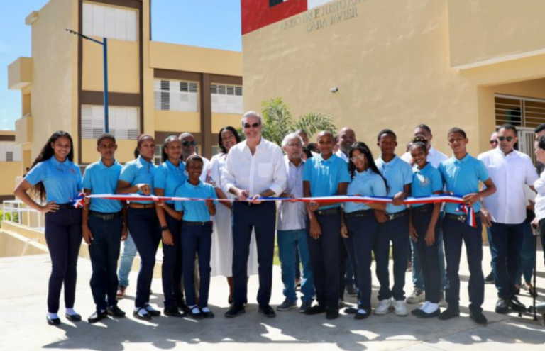 Abinader anuncia construcción de 4,000 aulas para 2025   #FVDigital