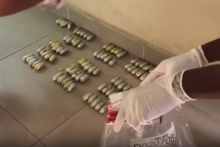 ‘Mulas’ nigerianas expulsaron 182 bolsitas de cocaína – Remolacha   #FVDigital