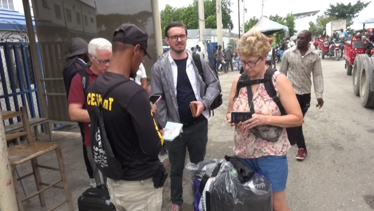 Misioneros gringos abandonan Haití (video) – Remolacha   #FVDigital