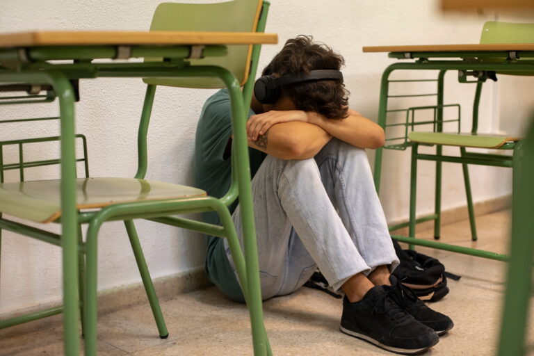 ¿Tu adolescente tiene el corazón roto? Esto lo que debes hacer para ayudarlo a superar su tristeza