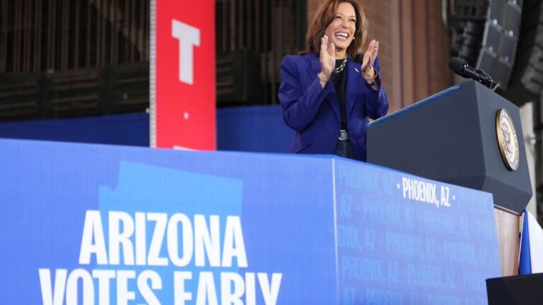 Los Tigres del Norte hacen campaña con Harris en Arizona